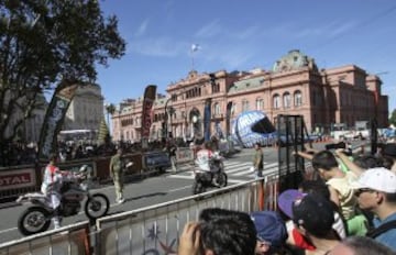 Aficionados saludan el paso de vehículos participantes en el Rally Dakar 2015.