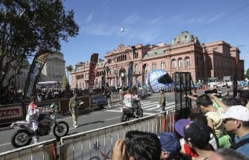 Aficionados saludan el paso de vehículos participantes en el Rally Dakar 2015. 