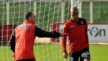 <b>LISTO PARA DEBUTAR. </b>Caparrós da instrucciones a Ogunjimi, que puede estrenarse ante la Real.