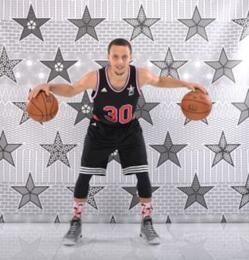 Stephen Curry posa con la camiseta que llevará en su segundo All Star Game.