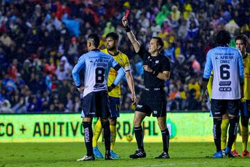 Referee Jesus Rafael Lopez shows red card to Franco Russo of Queretaro during the 1st round match between Queretaro and America as part of the Liga BBVA MX, Torneo Apertura 2024 at La Corregidora Stadium on January 10, 2024 in Santiago de Queretaro, Mexico.