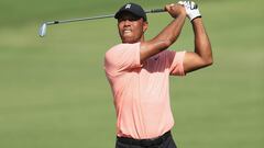 Tiger Woods golpea la bola durante la primera jornada del TOUR Championship en el East Lake Golf Club de Atlanta, Georgia.