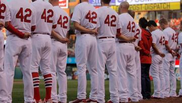 Todos los jugadores de los St. Louis Cardinals posan con el dorsal 42 durante el himno.