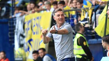 El entrenador portugués Carlos Carvalhal realiza una reclamación durante el partido entre el Villarreal y el Celta.