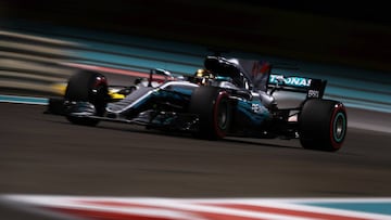 ABU DHABI, UNITED ARAB EMIRATES - NOVEMBER 26:  Lewis Hamilton of Great Britain driving the (44) Mercedes AMG Petronas F1 Team Mercedes F1 WO8 on track during the Abu Dhabi Formula One Grand Prix at Yas Marina Circuit on November 26, 2017 in Abu Dhabi, United Arab Emirates.  (Photo by Dan Istitene/Getty Images)