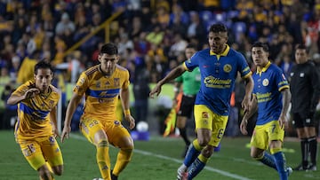 AME4444. MONTERREY (MÉXICO), 14/12/2023.- Diego Lainez (i) y Raymundo Fulgencio (c) de Tigres UANL disputan hoy el balón con Jonathan Dos Santos (2-d) y Alejandro Zendejas del América, durante la ida de la final del Torneo Apertura 2023 de la Liga MX, en el Estadio Universitario de Monterrey (México). EFE/Antonio Ojeda