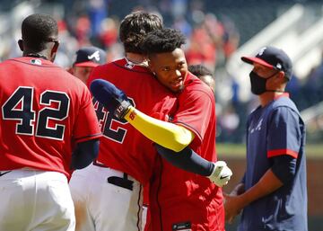 Ronald Acuña Jr. y Dansby Swanson, de Atlanta Braves.