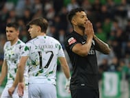 Soccer Football - Primeira Liga - Moreirense v Sporting CP - Parque de Jogos Comendador Joaquim de Almeida Freitas, Moreira de Conegos, Portugal - February 21, 2026 Sporting CP's Luis Suarez reacts alongside Moreirense's Alvaro Martinez REUTERS/Rita Franca