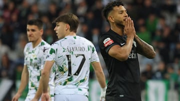 Soccer Football - Primeira Liga - Moreirense v Sporting CP - Parque de Jogos Comendador Joaquim de Almeida Freitas, Moreira de Conegos, Portugal - February 21, 2026 Sporting CP's Luis Suarez reacts alongside Moreirense's Alvaro Martinez REUTERS/Rita Franca