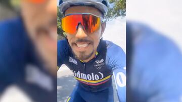 Ultimando detalles encima de su bici para sábado 3 de agosto.