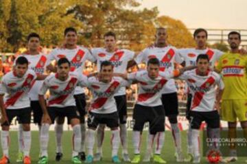 Ignacio Caroca (izquierda, abajo en la imagen), está jugando en Curicó, equipo de la Primera B.