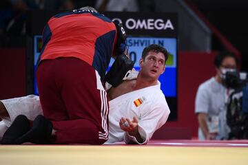 Igolnikov estrangula las opciones de oro de Niko Shera. El drama de Niko Sherazadishvili. El español ha dicho adiós a la medalla de oro tras un duro combate en cuartos de final.