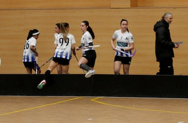 La sustitución de jugadores podrá realizarse en cualquier
momento y con un número ilimitado de veces durante el
partido. El jugador que abandona el terreno de juego tiene que estar traspasando la banda antes de que su sustituto pueda
entrar al terreno de juego.