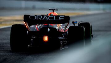 Verstappen en la pista de Montmel&oacute; durante los primeros test de 2022.