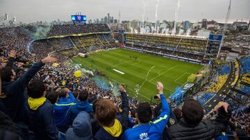 El Estadio Alberto J. Armando se abrió para el público el 25 de mayo de 1940. Se remodeló en 1996 pero se respetó la estructura del inmueble. Su capacidad es de 57 503 personas. El apodo de La Bombonera nació con su creador Viktor Sulcic que llevaba una caja de bombones que recibió en su cumpleaños que era muy similar a la construcción.