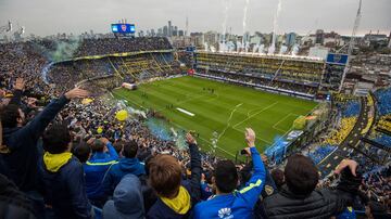 El Estadio Alberto J. Armando se abrió para el público el 25 de mayo de 1940. Se remodeló en 1996 pero se respetó la estructura del inmueble. Su capacidad es de 57 503 personas. El apodo de La Bombonera nació con su creador Viktor Sulcic que llevaba una caja de bombones que recibió en su cumpleaños que era muy similar a la construcción.
