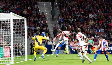 2-2. Giuliano Simeone remata de cabeza en el segundo palo, Augusto Batalla no se hace con el balón y Julián Álvarez atento, marca el segundo tanto.