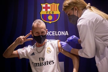 Un seguidor del Real Madrid se dirigió ayer al Camp Nou, convertido en centro de vacunación contra el coronavirus,
vestido con la camiseta del eterno rival del Barcelona. Pero, como no podía ser de otra manera, el aficionado
blanco recibió su dosis, porque la lucha contra esta pandemia va más allá de las diferencias futbolísticas.