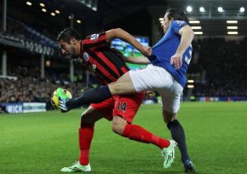 Mauricio Isla estuvo a préstamo en Queen's Park Rangers en la temporada 2014-2015. Jugó la Premier League, pero sin éxito: su equipo cayó de categoría.