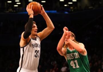 Mirza Teletovic y Olynyk.