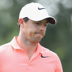 Un dolor en las costillas deja a McIlroy mes y medio fuera