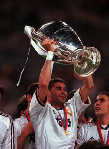 Fernando Hierro levanta la Champions ganada al Valencia el 24 de mayo de 2000. 