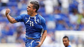 El mejor delantero en la historia de Alianza llegó libre a León en el 2009, el equipo mantuvo sus derechos por un año hasta que el equipo albo compro sus derechos. Actualmente está cerca de fichar con LAFC.