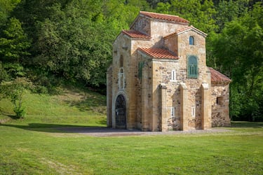 Santa María del Naranco, San Miguel de Lillo o La Foncalada son solo algunos de los monumentos que forman parte del estilo arquitectónico prerrománico que fue la raíz del que más tarde influiría en las construcciones religiosas de toda España.