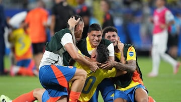CHARLOTTE, NORTH CAROLINA - JULY 10: James Rodriguez of Colombia celebrates with teammates the team's progression to the final during the CONMEBOL Copa America 2024 semifinal match between Uruguay and Colombia at Bank of America Stadium on July 10, 2024 in Charlotte, North Carolina. Grant Halverson/Getty Images/AFP (Photo by GRANT HALVERSON / GETTY IMAGES NORTH AMERICA / Getty Images via AFP)