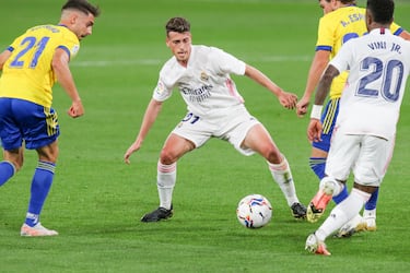 Blanco se formó en la cantera madridista y debutó con el primer equipo en 2021, disputando algunos partidos de Liga y Champions, pero sin continuidad antes de salir cedido.