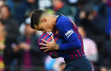 BARCELONA, SPAIN - OCTOBER 28:  Philippe Coutinho of Barcelona celebrates scoring his sides first goal during the La Liga match between FC Barcelona and Real Madrid CF at Camp Nou on October 28, 2018 in Barcelona, Spain.  