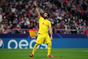 2-3. Mohamed Salah celebra el tercer gol que marca de penalti.