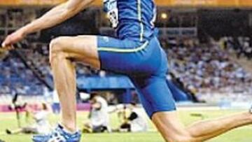 <b>REY DE LOS CANGUROS. </b>Olsson, en uno de sus saltos de ayer.