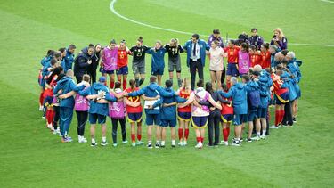 La Selección hace piña tras una victoria en la Euro.