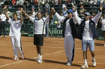 Desde la izquierda, Ferrero, Corretja, Moyá y Costa saludan a los aficionados en el Club de Tenis de Valencia en 2003.