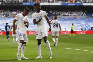 Rodrygo y Camavinga bailan tras el 2-0 al Espanyol, la tarde del alir&oacute;n de la 35&ordf; Liga.