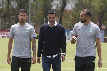 Los extranjeros Hernán Barcos y Pablo Ceppelini se pusieron la camiseta de Atlético Nacional durante la presentación oficial como nuevos refuerzos para la Liga Águila y Copa Libertadores.