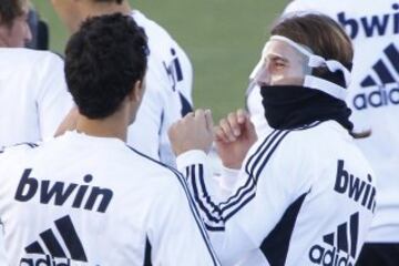 Sergio Ramos bomea poniéndose la máscara de Albiol (octubre 2011).