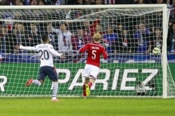 1-0. Alexandre Lacazette anotó el primer gol.