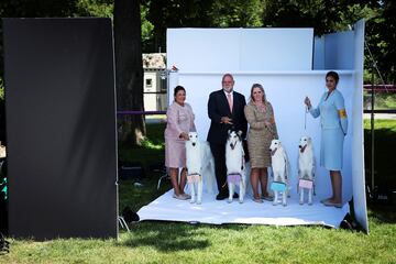 Los cuidadores posan con sus perros de la raza borzoi, antes del concurso.