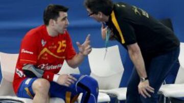 El seleccionador español de balonmano Valero Rivera da instrucciones al central Carlos Ruesga durante el partido correspondiente a la primera jornada del Mundial de balonmano España 2013 disputado frente a Argelia en la Caja Mágica de Madrid.