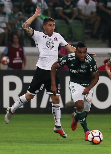 Soccer Football - Copa Libertadores - Palmeiras v Colo Colo - Allianz Parque, Sao Paulo, Brazil - October 3, 2018   Palmeiras' Miguel Borja in action with Colo Colo's Carlos Carmona         REUTERS/Paulo Whitaker