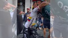 El abrazo entre Higuita y Vlasov tras el podio del colombiano
