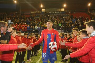 Tras jugar en el C¨®rdoba inici¨® su aventura en China jugando para el Xinjiang Tianshan Leopard Football Club de la China League One, la segunda divisi¨®n del pa¨ªs. Pero el 22 de enero del 2019 recal¨® en el Extremadura UD.