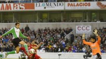 <b>GRAN ACCIÓN. </b>Botía impide in extremis que Stuani mande un balón claro al fondo de las mallas gijonesas.