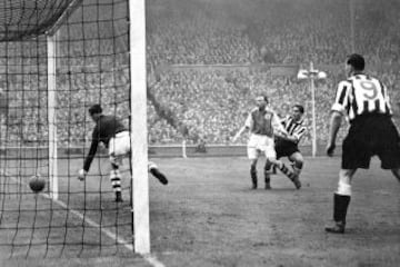 Robledo, en la temporada 1951-52 de Inglaterra, anotó 39 goles en 46 partidos con la camiseta del Newcastle. Su promedio de goles por partido fue de 0.85.