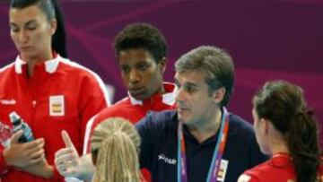 El seleccionador Jorge Due&ntilde;as da instrucciones a las jugadoras del equipo ol&iacute;mpico espa&ntilde;ol de balonmano durante un amistoso ante Gran Breta&ntilde;a.