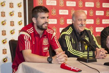 Piqué sugiere a Del Bosque que Cesc está vendido por “33 millones”