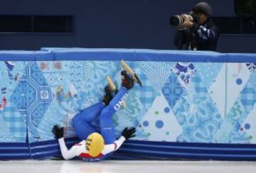 Katerina Novotna de la República Checa se estrella durante 1.000 metros femeninos de patinaje de velocidad en pista corta calienta evento en el Palacio de patinaje Iceberg en los 2014 Juegos Olímpicos de Invierno de Sochi