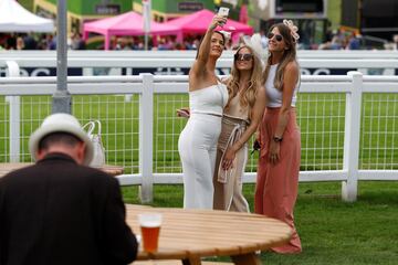 Baile de sombreros en el "Ladies Day" de Epsom